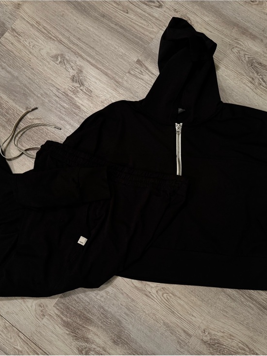 Vuori Pants - Vuori Black 1/4 zip crop hoodie with matching joggers size L
